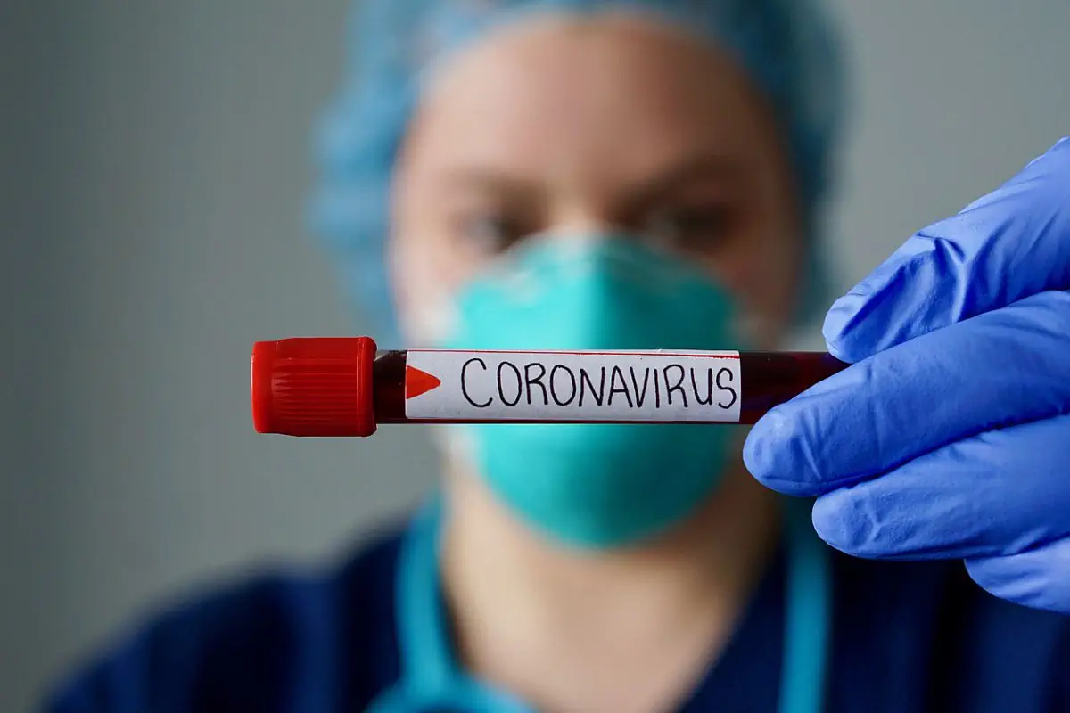Medico con fgialetta analisi coronavirus