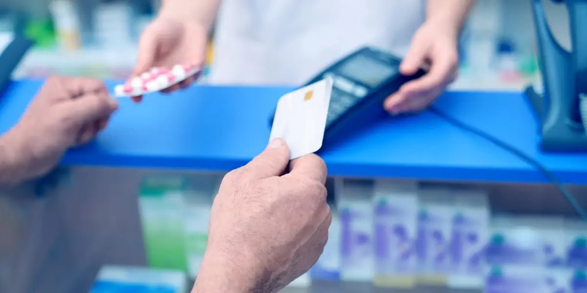 Persona che paga con carta di credito in farmacia