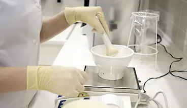 Medico con mortaio per preparazione galenica