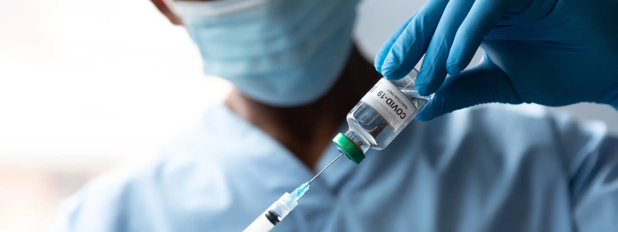 Medico somministra vaccino per covid